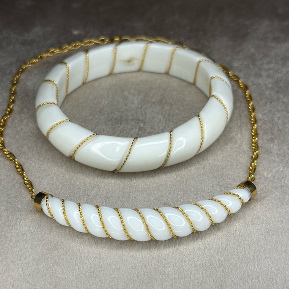 Vintage Jewelry - Elegant White and Gold Jewelry Set
